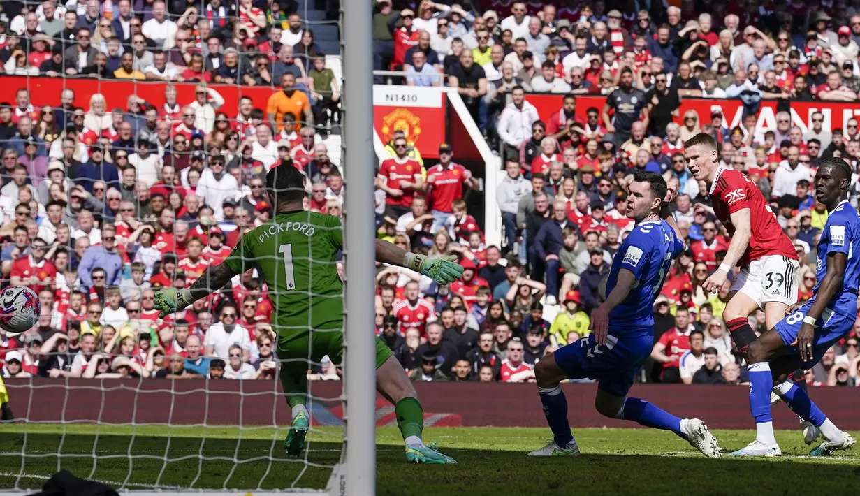 Gelandang Manchester United, Scott McTominay (kedua kiri) melepaskan tendangan yang menghasilkan gol pertama timnya ke gawang Everton pada laga lanjutan pekan ke-30 Liga Inggris 2022/2023, Sabtu (8/4/2023) di Old Trafford Stadium, Manchester. (AP Photo/Dave Thompson)