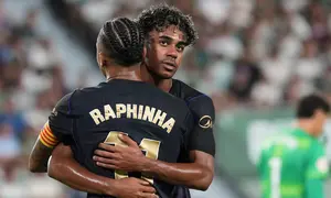 Pemain Barcelona Raphinha merayakan gol bersama Lamine Yamal dalam laga La Liga Spanyol antara Elche vs Barcelona di Elche, Spanyol, Minggu, 23 Agustus 2026. (AP Photo/Alberto Saiz)