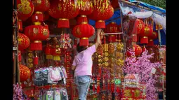 Sejumlah pernak-pernik Tahun Baru Cina yang disuguhkan salah satu penjual aksesoris Imlek di kawasan Petak Sembilan, Jakarta, Selasa (27/1/2015). (Liputan6.com/Faizal Fanani)