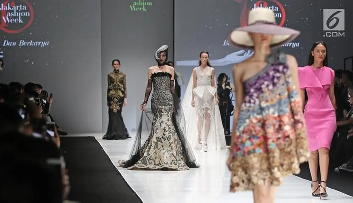 Sejumlah model berjalan diatas catwalk membawakan saat pembukaan Jakarta Fashion Week 2018 di Senayan City, Jakarta, Sabtu (21/10). Tema peragaan busana kali ini adalah Bhineka dan Berkarya. (Liputan6.com/Herman Zakharia)