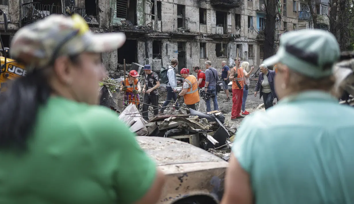 <p>"Pembunuh-pembunuh Rusia itu melanjutkan perang mereka melawan bangunan tempat tinggal, kota-kota, dan orang-orang sipil," katanya melalui aplikasi pesan Telegram. (AP Photo/Andriy Dubchak)</p>