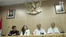 Aktris Nafa Urbach (kedua kiri) bersama Sekretaris Menteri PPPA, Pribudiarta Nur (kedua kanan) saat jumpa pers audiensi di gedung Kementerian PPPA, Jakarta, Senin (21/8). (Liputan6.com/Herman Zakharia)