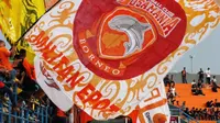 Bendera raksasa milik suporter PBFC, Pusamania, berkibar di Stadion Segiri. (Liputan6.com/Risa Kosasih)