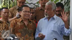 Mantan Perdana Mentri Timor Leste, Xanana Gusmao (Kanan) dan Mentri Kemaritiman dan Sumber Daya Rizal Ramli (Kiri) memberikan keterangan pers terkait pertemuannya di rumah Rizal Ramli di Kemang, Jakarta, Minggu, (23/8/2015). (Liputan6.com/Johan Tallo)