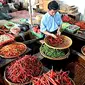 Seorang pedagang bumbu dapur merajang cabai, di Pasar Bulu Semarang, Jateng.  Harga cabai saat ini telah mencapai Rp28 ribu per kilogram atau naik lebih dari 100 persen. (Antara)