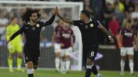 Bek Chelsea, Marc Cucurella dan Enzo Fernandez merayakan gol ke gawang West Ham di pekan 2 Liga Inggris, Sabtu 23 Agustus 2025. (c) AP Photo/Dave Shopland
