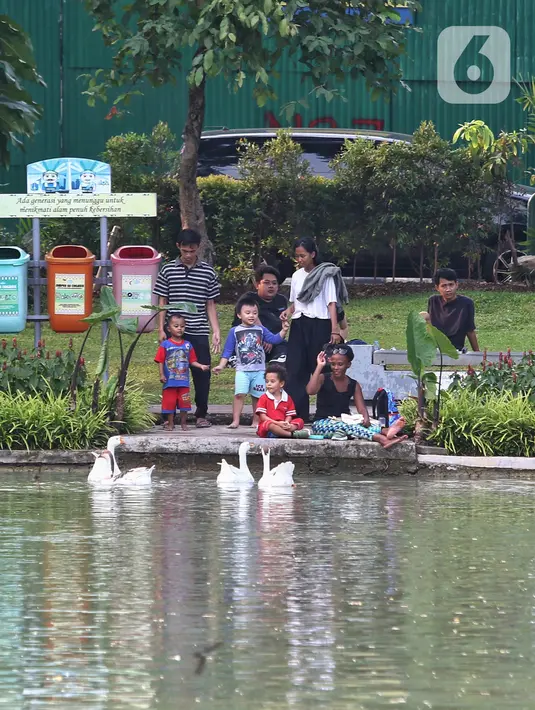 Pada tahun 2002,taman ini kembali direnovasi Dinas Pertamanan sehingga lebih sesuai untuk digunakan sebagai taman publik. (Liputan6.com/Angga Yuniar)