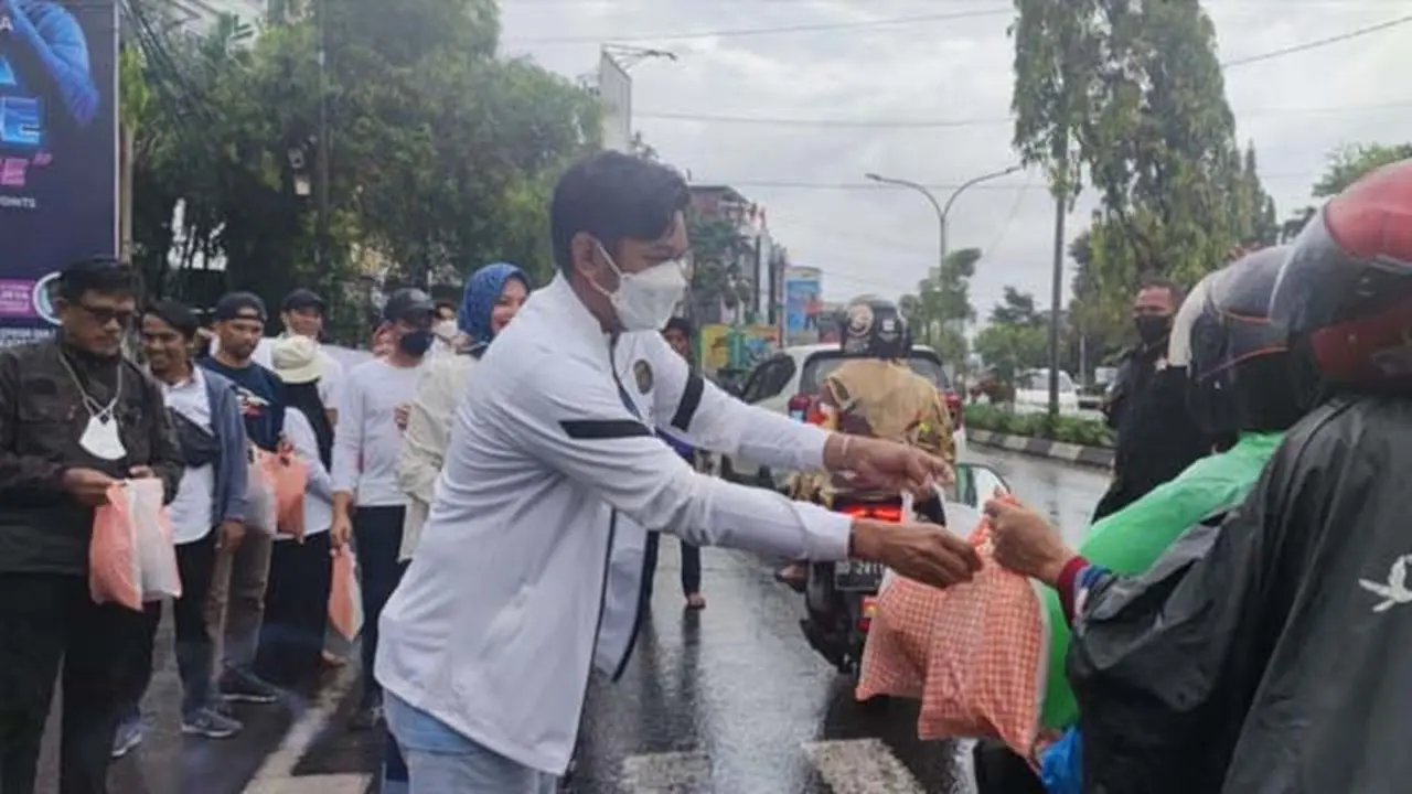 Di Tengah Kelangkaan Minyak Goreng, Bapenda Kota Makassar Bagikan Rebusan ke Pengendara Jalan