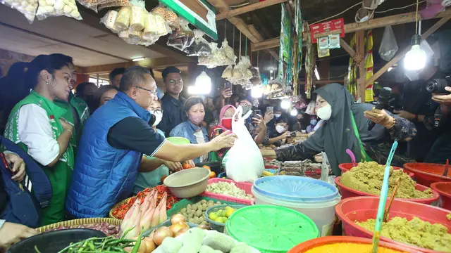 Menteri Perdagangan RI Zulkifli bersama dengan Director of Central Public Affairs, Grab Indonesia, Tirza Munusamy mengunjungi Pasar Tomang Barat.
