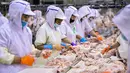 Sejumlah pekerja memetong ayam di pabrik daging dan unggas di Shenyang di provinsi Liaoning timur laut China (26/8/2021).  (AFP/STR/China Out)
