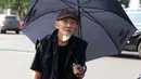 Aki Pendi, salah satu korban peristiwa 1965 saat aksi Kamisan di depan Istana Negara, Jakarta, Kamis (14/2). Lewat aksi Kamisan, JSKK meminta komitmen pemerintah menyelesaikan kasus pelanggaran HAM masa lalu. (Liputan6.com/Helmi Fithriansyah)