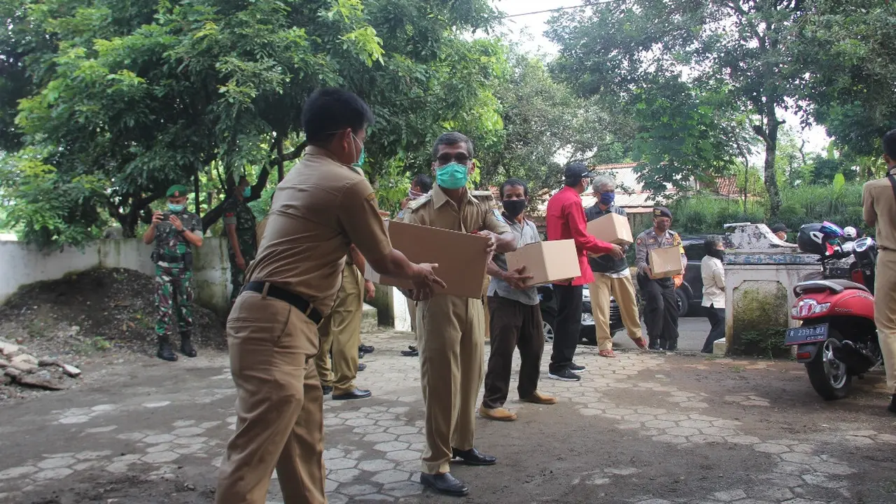 Pemkab Purbalingga mengirimkan bantuan sembako untuk dua dusun yang lockdown. (Foto: Liputan6.com/Humas Pemkab Purbalingga)