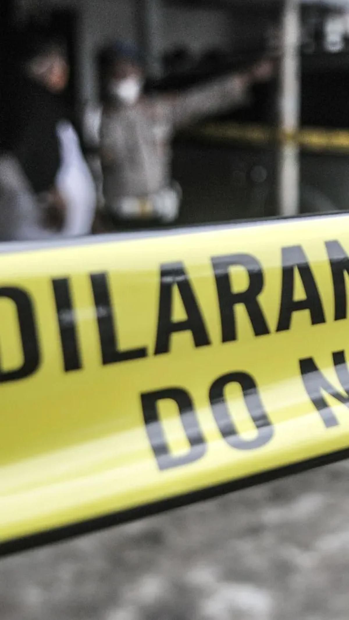 Dari penyelidikan awal yang didapatkan polisi, D diduga kuat terpeleset ketika merokok di balik tembok jendela itu. "Ketika mengarah ke situ diduga kuat terpleset akhirnya jatuh," ucap Hasoloan.<br>