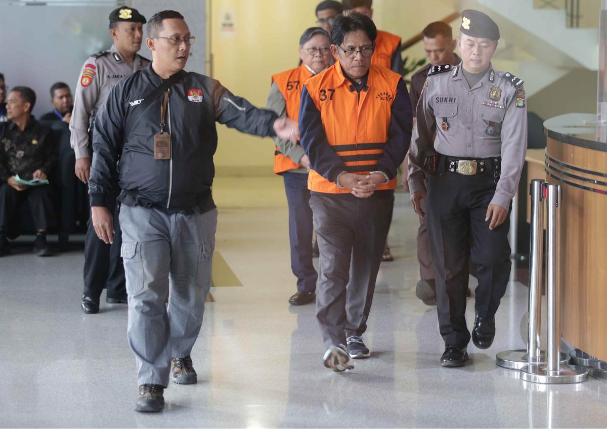 FOTO: OTT KPK Ungkap Suap Izin Kawasan Hutan, Tiga Tersangka Ditahan dan Uang Rp2,4 Miliar Disita
