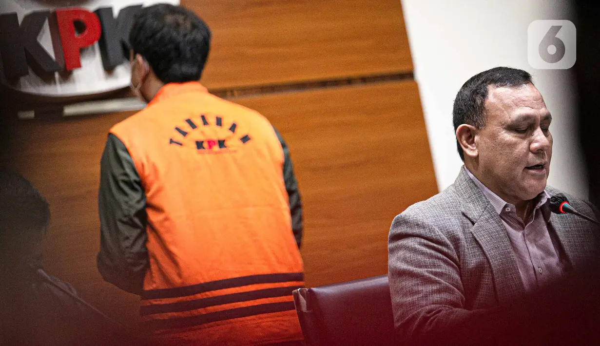 Ketua KPK Firli Bahuri menghadirkan tersangka Wakil Ketua DPR Azis Syamsuddin saat konferensi pers di Gedung KPK Jakarta, Sabtu (25/9/2021). KPK resmi menahan Azis Syamsuddin sebagai tersangka kasus dugaan suap penanganan perkara di Kabupaten Lampung Tengah (Liputan6.com/Faizal Fanani)
