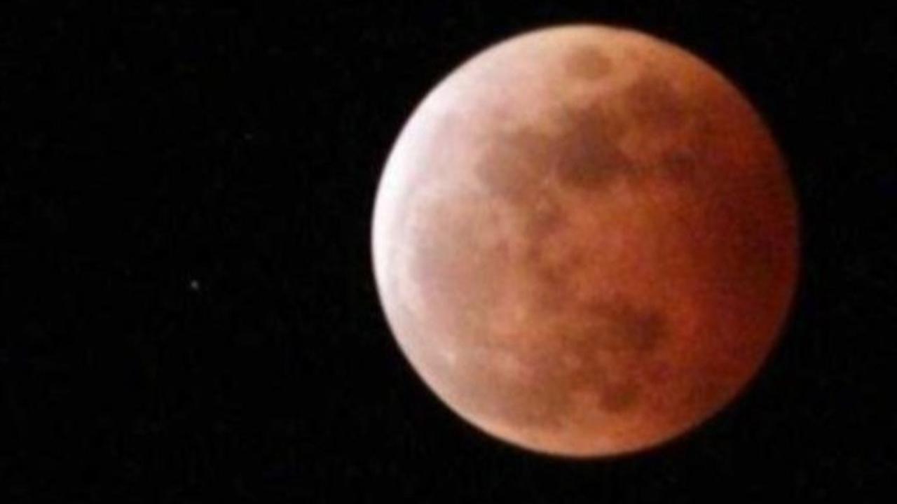 Mengapa Gerhana Bulan Total Tampak Merah Darah? Ini Penjelasan Ilmiahnya