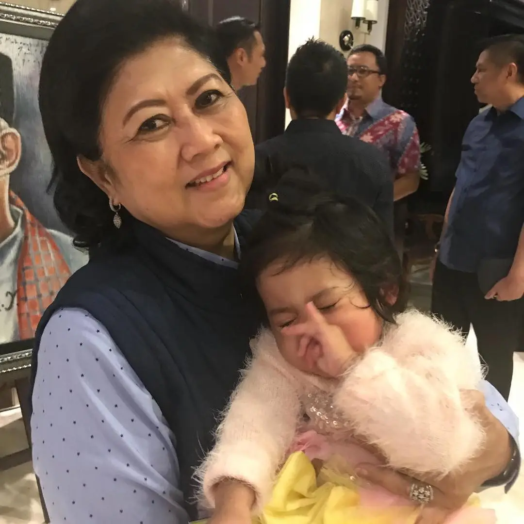 Vania Athabina dan Ani Yudhoyono [foto: instagram.com/vaniaathabina24]