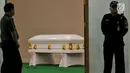Peti jenazah Presiden RI ke-3 BJ Habibie saat disemayamkan di Rumah Duka RSPAD, Jakarta, Rabu (11/9/2019). BJ Habibie wafat pada hari Rabu (11/9) sekitar jam 18.05 WIB di usia 83 tahun dan akan dimakamkan di TMP Kalibata. (Liputan6.com/Helmi Fithriansyah)
