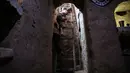 Dua orang bocah menggunakan tangga memasuki ruang bawah tanah Abu Omar di Douma, Damaskus, Suriah, (30/10). Ruang bawah tanah ini memiliki satu kamar tidur dilengkapi ventilasi udara dan penerangan. (AFP PHOTO/Sameer Al-Doumy)