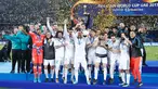 Para pemain Real Madrid melakukan selebrasi mengangkat trofi Piala Dunia Antarklub 2017 di stadion Zayed Sports City di Abu Dhabi, Uni Emirat Arab, (16/12). Madrid sukses mengalahkan Gremio 1-0 berkat gol Cristiano Ronaldo. (AP Photo / Hassan Ammar)