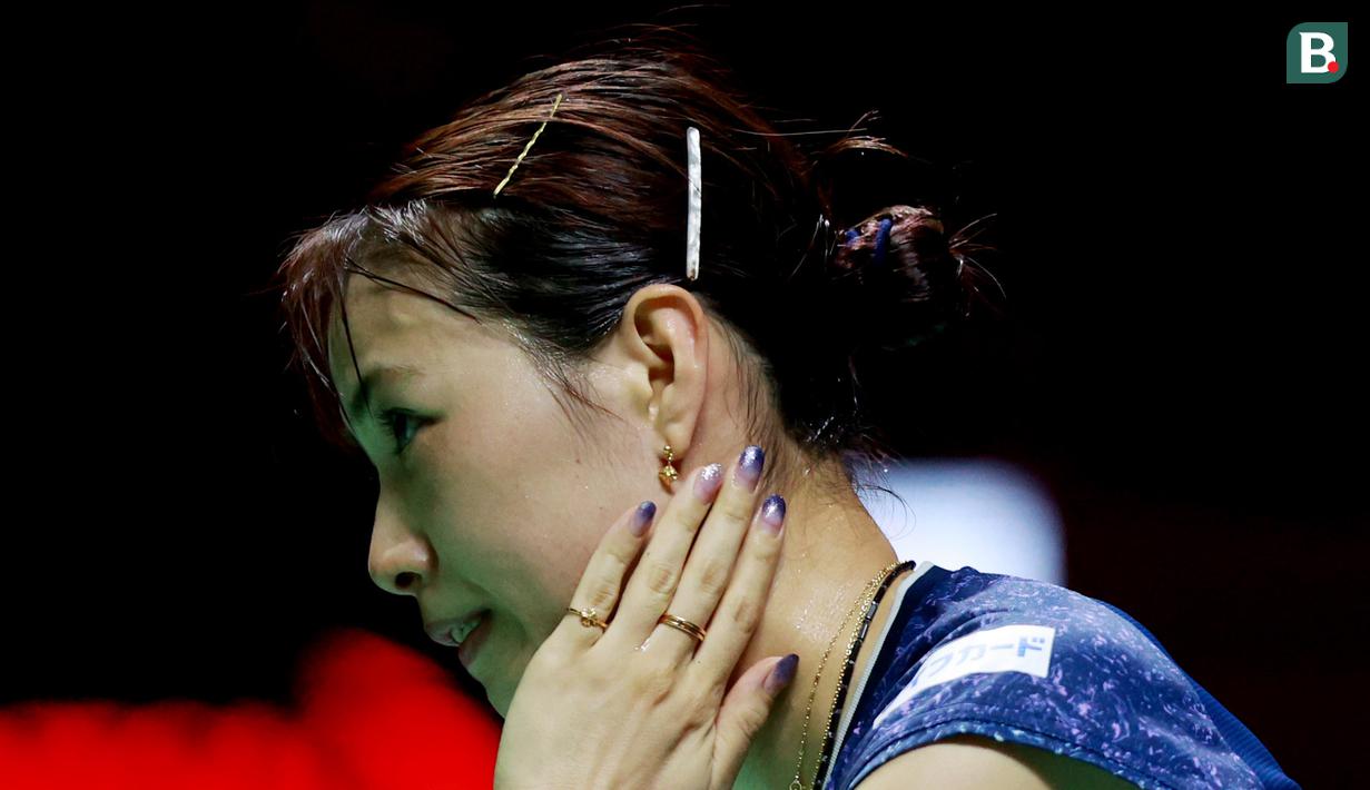Ganda putri Jepang, Yuki Fukushima, menghias kukunya dengan kutek saat melawan wakil China, Liu Sheng Shu/Zhang Shu Xian pada final Indonesia Masters 2023 di Istora Senayan, Jakarta Pusat, Minggu (29/01/2023). Wakil Jepang itu kalah dengan skor 22-20, 21-19. (Bola.com/M Iqbal Ichsan)