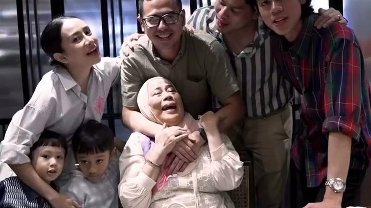 Momen Dewi Yull Dapat Suprise dari Surya Sahetapy Setelah 3 Tahun Tidak Pulang ke Indonesia