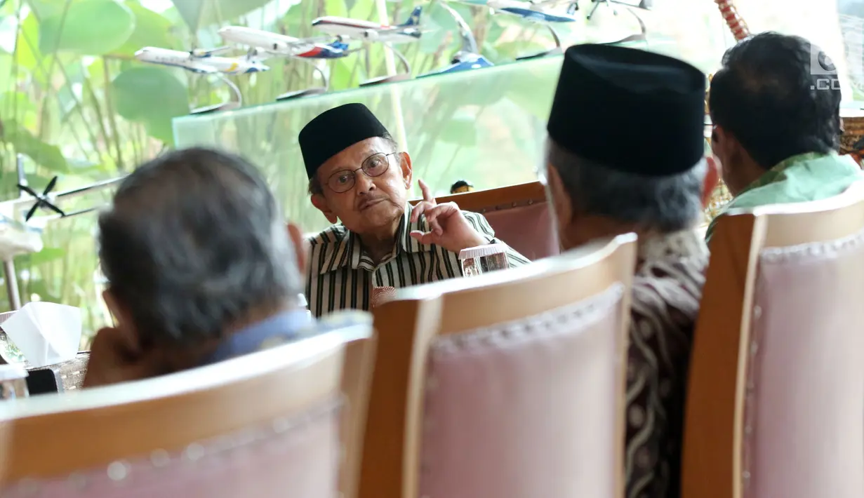 Presiden RI ke-3 BJ Habibie (kedua kiri) saat melakukan silaturahmi dengan sejumlah tokoh bangsa dan tokoh gerakan suluh kebangsaan di kediamannya, Jakarta, Rabu (1/5/2019). Silaturahmi membahas kemajuan dan arah masa depan bangsa Indonesia. (Liputan6.com/Helmi Fithriansyah)
