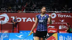 Tunggal putri Indonesia, Lindaweni Fanetri mengepalkan tangan saat melawan RatchanokIntanon (Thailand) di Total BWF World Championships 2015 di Jakarta, Kamis (13/8/2015). Lindaweni unggul 24-26, 21-10, 5-8 (mundur). (Liputan6.com/Helmi Fithriansyah)