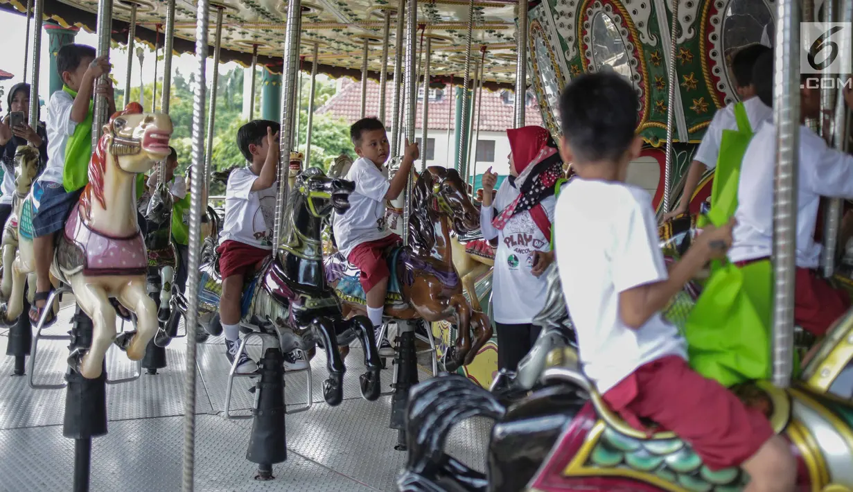 Anak-anak terdampak bencana tsunami dari Kampung Sumur, Pandeglang, Banten menikmati wahana permainan saat mengikuti rekreasi di Ancol Taman Impian, Jakarta, Selasa (26/2). Kegiatan tersebut bertajuk Menjemput Impian Bersama. (Liputan6.com/Faizal Fanani)