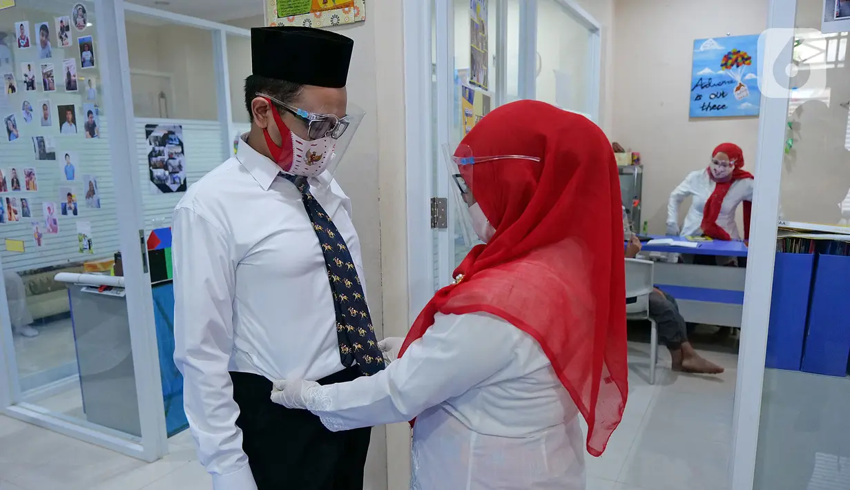 Mahasiswa inklusif atau berkebutuhan khusus Aby sedang bersiap dengan pakaiannya. (Liputan6.com/Herman Zakharia)