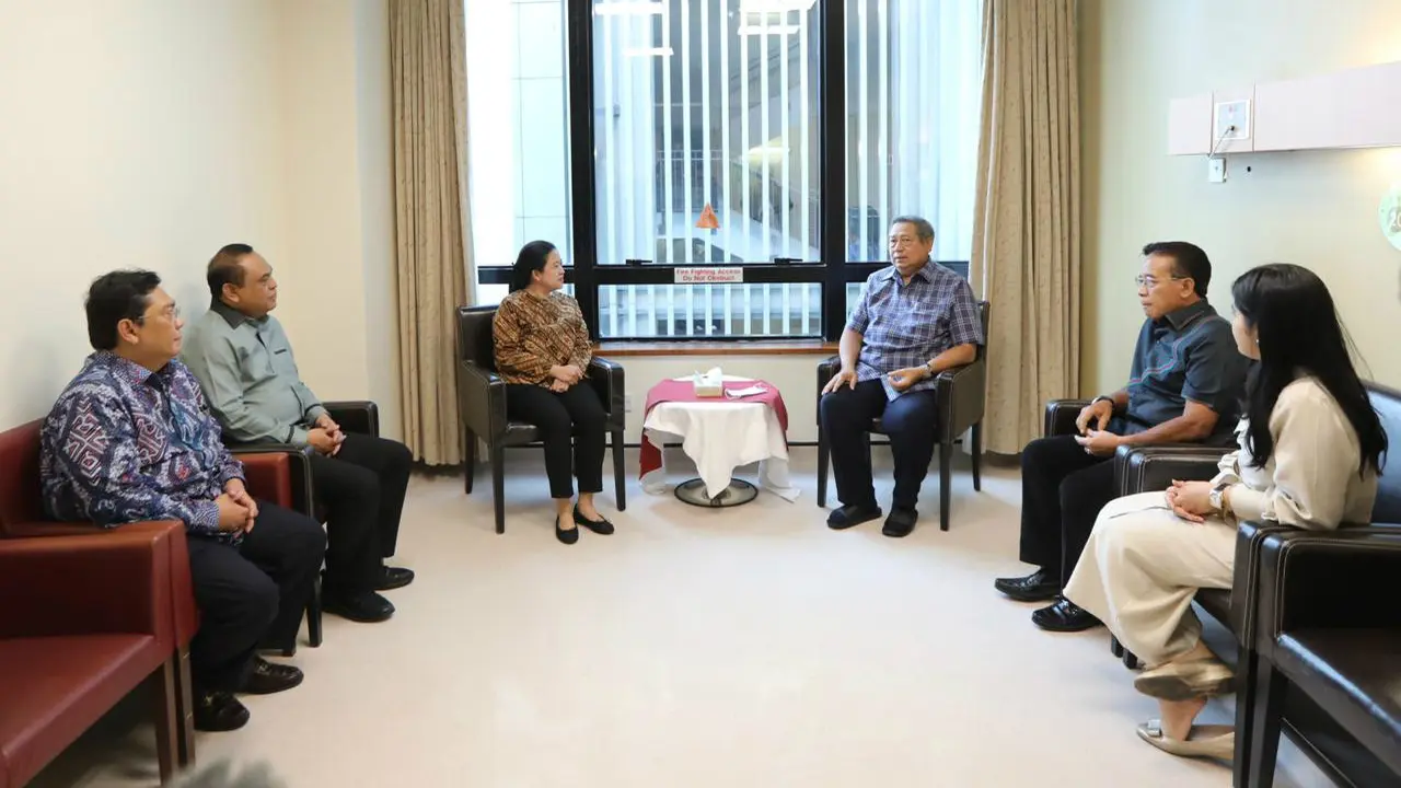 Menko Pembangunan Manusia dan Kebudayaan (PMK) Puan Maharani membesuk istri Presiden ke-6 RI Susilo Bambang Yudhoyono (SBY), Ani Yudhoyono.