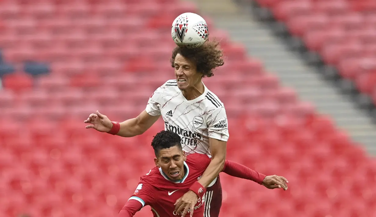 Penyerang Liverpool, Roberto Firmino berebut bola udara dengan bek Arsenal, David Luiz pada laga Community Shield di stadion Wembley di London, Sabtu, (29/8/2020). (Justin Tallis / Pool via AP)