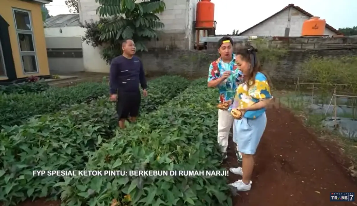 Tidak hanya depan dan samping rumah yang tampak asri, di belakang rumah juga memiliki halaman yang sangat luas dan ditanami sayuran. Pria kelahiran Jakarta 46 tahun silam itu mengaku suka berkebun. Tidak hanya diurus sendiri, tapi juga ada yang membantu untuk mengurus kebun sayurnya. [Youtube/TRANS7 OFFICIAL]