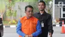 Bupati nonaktif Bengkayang Suryadman Gidot (kiri) tiba di Gedung KPK, Jakarta, Selasa (15/10/2019). Suryadman menjalani pemeriksaan lanjutan penyidik KPK sebagai tersangka untuk melengkapai berkas terkait dugaan menerima suap dalam proyek di lingkungan Kabupaten Bengkayang. (merdeka.com/Dwi Narwoko)