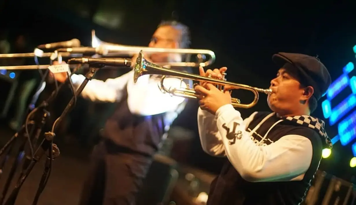 Para penonton pun ikut bernyanyi sambil melambaikan tangan.
Lagu yang terkemas dalam album Mereka Tak Pernah Mengerti tersebut begitu terasa khidmat. (Liputan6.com/IG/@antotipex)