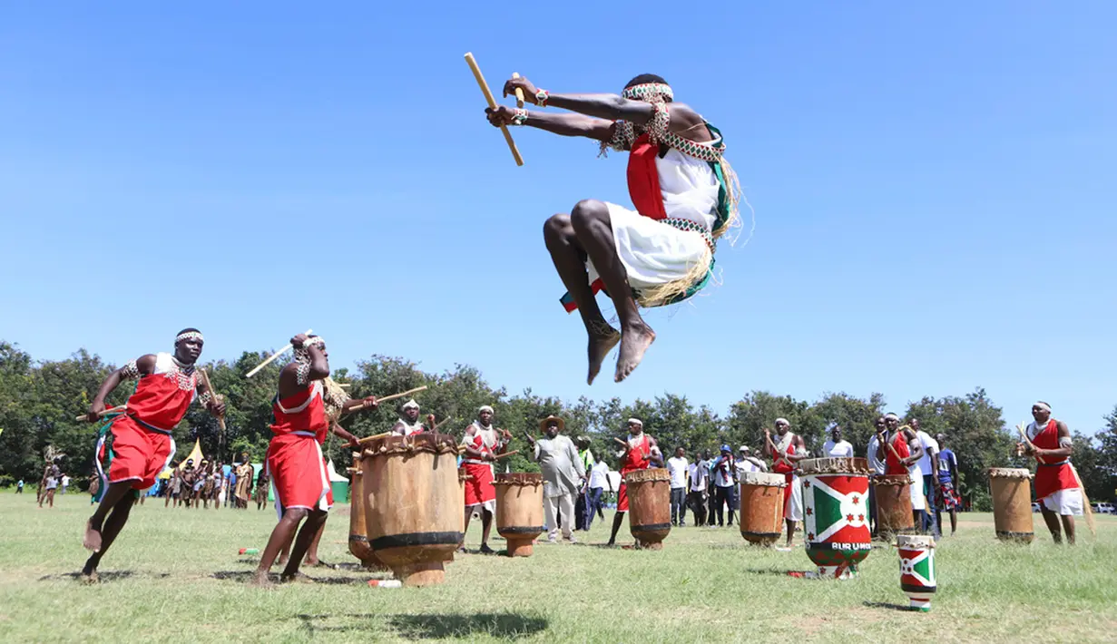 Seorang pria melakukan aksi saat kelompok seni dari Burundi tampil pada Festival Rusinga tahunan yang diadakan pada hari Jumat sebelum Natal di Pulau Rusinga, Nyanza, Kenya, Jumat (22/12/2023). Festival Rusinga bertujuan untuk membina dan meningkatkan kesadaran tentang budaya dan tradisi kelompok etnis Abasuba. (AP Photo)