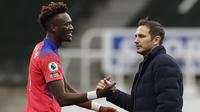 Pelatih Chelsea, Frank Lampard, memberikan selamat kepada Tammy Abraham usai menghadapi Newcastle United pada laga lanjutan Liga Inggris di St James Park, Sabtu (21/11/2020) malam WIB. Chelsea menang 2-0 atas Newcastle United. (AFP/Lee Smith/pool)