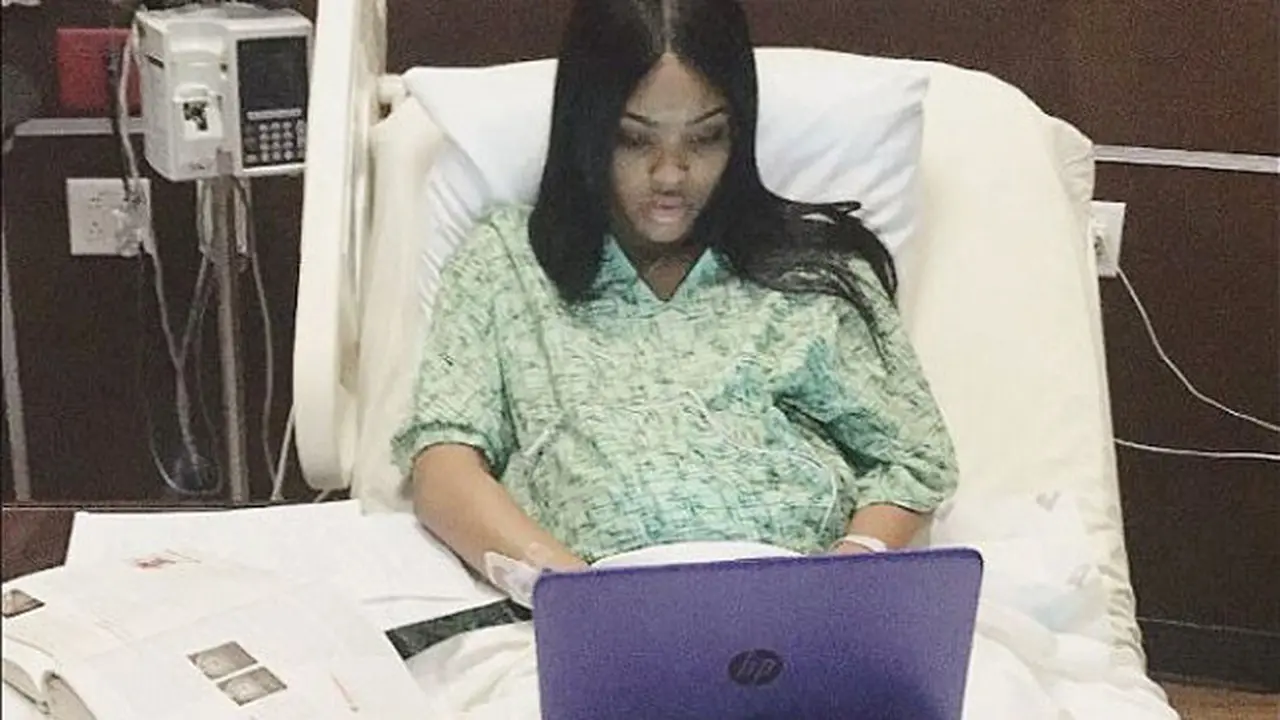 Detik-Detik Melahirkan, Wanita Ini Malah Selesaikan Tugas Akhir