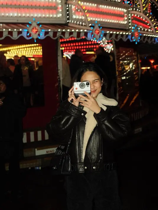 Dengan tampilan simple ini, Aziza jinjing Flap Bag Chanel hitam seharga Rp140 jutaan [@azizahsalsha_]