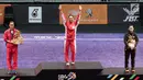 Atlet Timnas Wushu Indonesia Lindswell Kwok berdiri di podium usai menjuarai pertandingan wushu di Kuala Lumpur Convention Centre Hall 5, Kuala Lumpur, Malaysia, Selasa (21/8). Lindswell meraih skor 9,68. (Liputan6.com/Faizal Fanani)