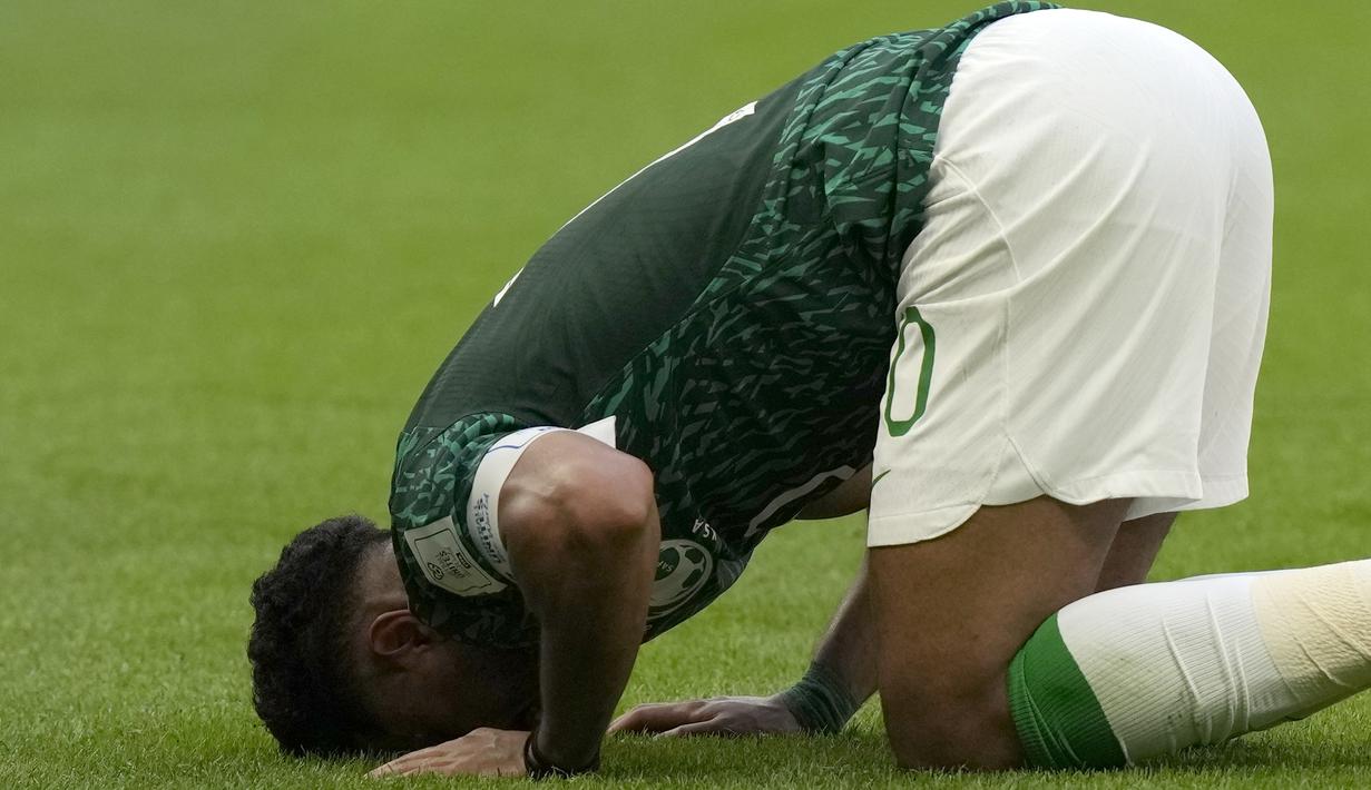 Gelandang Arab Saudi Salem Al-Dawsari berselebrasi setelah mencetak gol kedua untuk timnya pada laga pembuka Grup C Piala Dunia 2022 Qatar di Lusail Iconic Stadium, Lusail, Selasa (22/11/2022). Gol untuk Arab Saudi dicetak oleh Saleh Al Shehri dan Salem Al Dawsari. (AP Photo/Ricardo Mazalan)