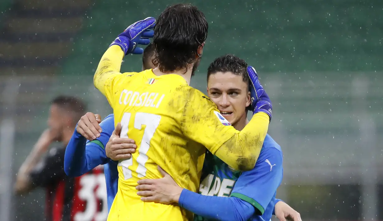 Striker Sassuolo, Giacomo Raspadori (kanan) merayakan kemenangan 2-1 atas AC Milan bersama rekan setim usai laga lanjutan Liga Italia 2020/2021 pekan ke-32 di San Siro Stadium, Milan, Rabu (21/4/2021). (AP/Antonio Calanni)