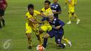 Penyerang Arema FC, C Gonzales (kanan) berusaha melewati kawalan dua pemain Sriwijaya FC saat laga 8 besar Piala Presiden 2017 di Stadion Manahan, Solo, Minggu (26/2). Arema melaju ke semifinal setelah unggul 1-0. (Liputan6.com/Helmi Fithriansyah) 