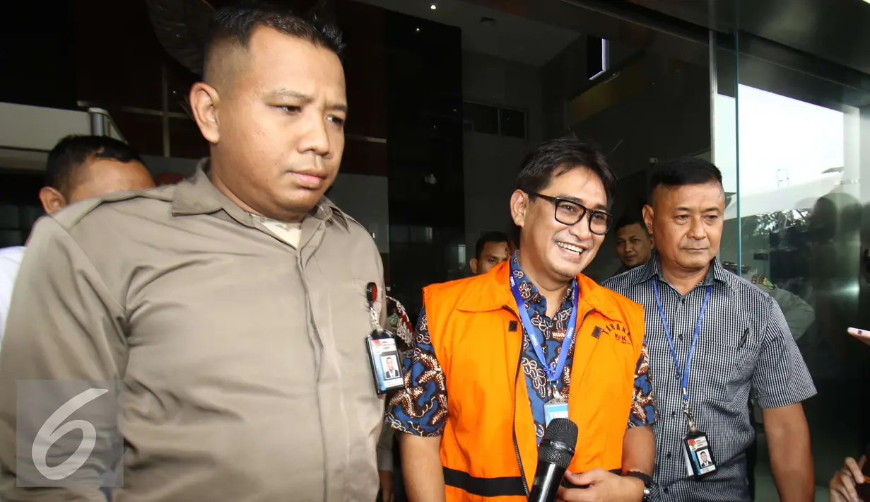 Choel Mallarangeng dimintai keterangan oleh awak media usai menjalani pemeriksaan di gedung KPK, Jakarta, Senin (6/2). Choel di periksa sebagai saksi terkait penyidikan kasus dugaan korupsi proyek Hambalang. (Liputan6.com/Helmi Affandi) 