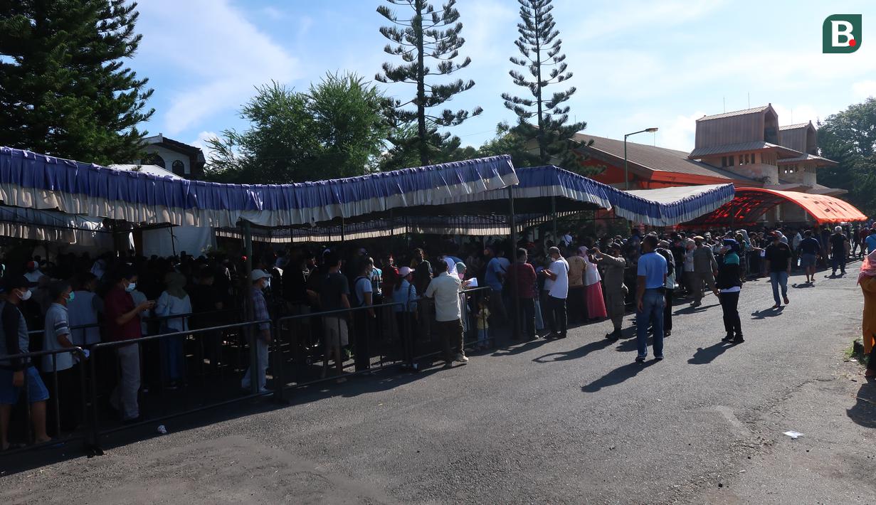 Lokasi stan penukaran tiket tersebut bertempat di eks Bandara Selaparang, Kota Mataram, Lombok. (Bola.com/Ade Yusuf Satria)