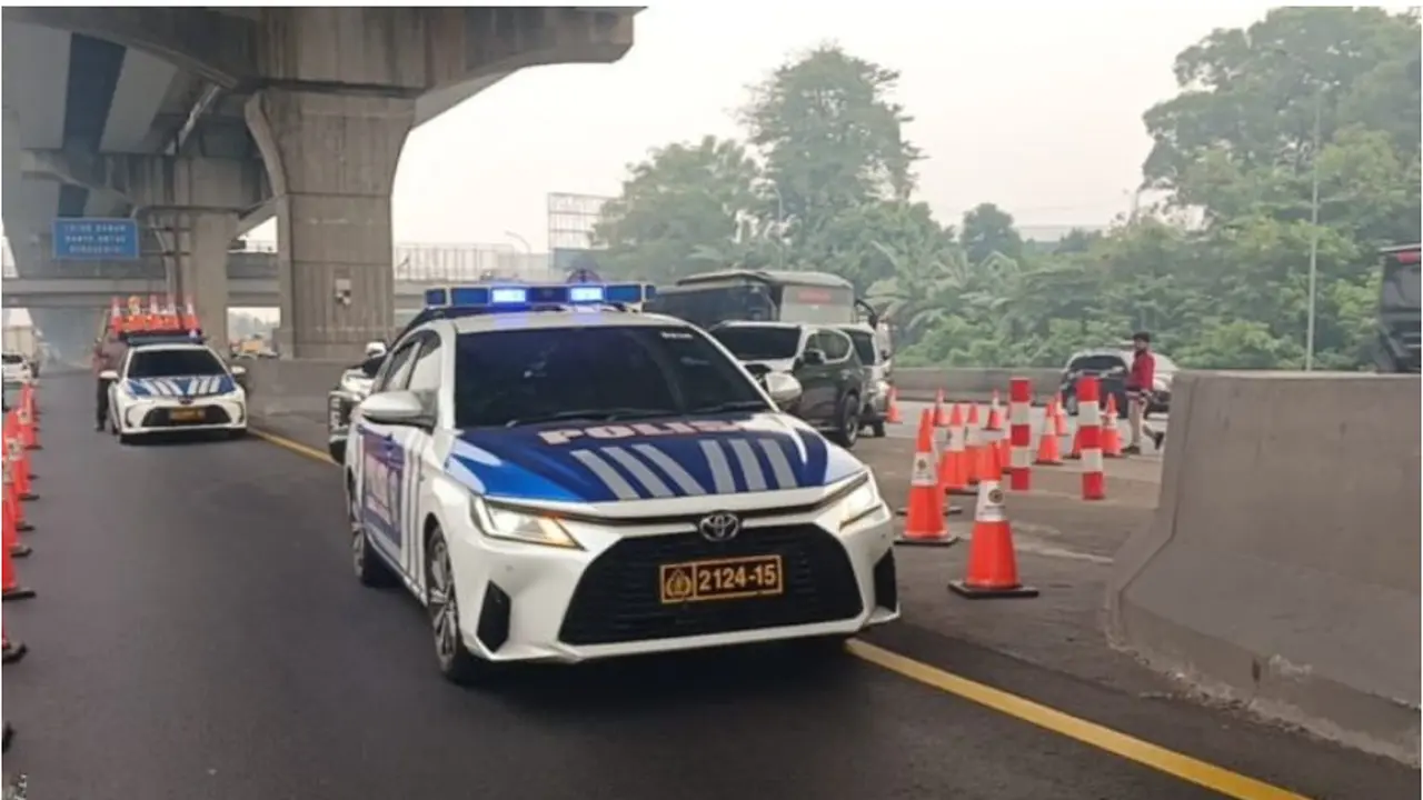 Polisi berjaga di Km 23 Tol Jakarta-Cikampek arah Cikampek