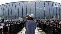 Umat Islam bersiap melaksanakan sholat Id 1 Syawal 1443 Hijriah hingga memenuhi Stadion Jakarta Internasional Stadium, Senin (2/5/2022). Pemerintah Indonesia menetapkan Hari Raya Idul Fitri 1443 Hijriah jatuh pada tanggal 2 Mei 2022. (Liputan6.com/Johan Tallo)