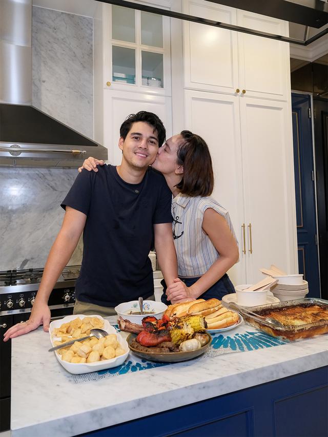 Penuh romansa! 6 Pasangan artis ini pamer momen mesra sambut Tahun Baru 2026