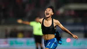 Selebrasi gelandang Persib Bandung, Beckham Putra setelah mencetak gol ketiga timnya ke gawang Madura United pada laga leg kedua final Championship Series BRI Liga 1 2023/2024 di Stadion Gelora Bangkalan, Madura, Jumat (31/5/2024). (Bola.com/Bagaskara Lazuardi)