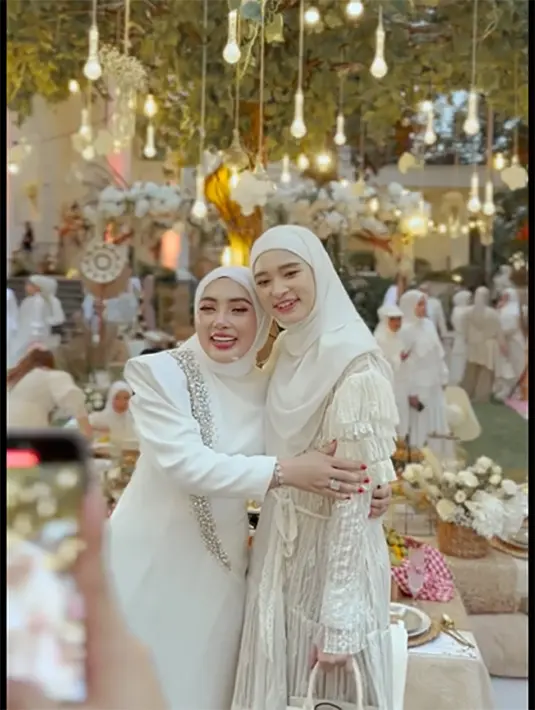 Pada perayaan ulang tahunnya kali ini, Shella mengundang banyak artis-arits. Lesti Kejora, IIs Dahlia, Ivan Gunawan, Inara Rusli, Soimah, Vega Darwanti hingga Caren Delano turut meramaikan ulang tahun sosok terkaya di Banda Aceh itu.  [Instagram/shellasaukiaofficial]